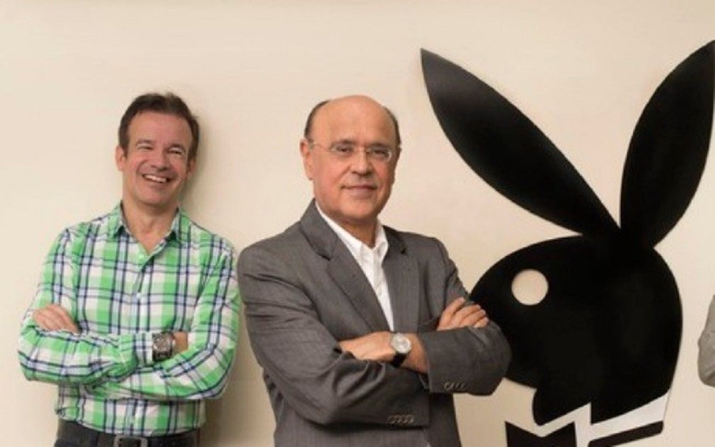 Oito modelos que fizeram um trabalho de recepção para a revista Playboy Brasil agora acusam André Luís Sanseverino e Marcos Aurélio de Abreu, dois dos donos da publicação, de assédio sexual; as mulheres afirmam que os empresários teriam pedido fotos nuas e favores sexuais em troca de trabalhos na revista e em outras mídias; em reportagem exibida pelo “Fantástico” da TV Globo neste domingo (24), as modelos se pronunciaram e mostraram uma série de conversas por mensagens de celular com Sanseverino