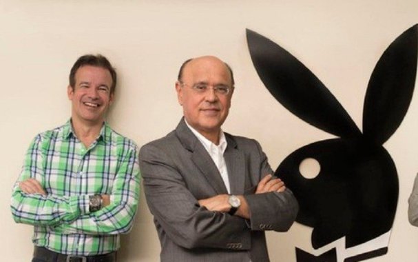 Oito modelos que fizeram um trabalho de recepção para a revista Playboy Brasil agora acusam André Luís Sanseverino e Marcos Aurélio de Abreu, dois dos donos da publicação, de assédio sexual; as mulheres afirmam que os empresários teriam pedido fotos nuas e favores sexuais em troca de trabalhos na revista e em outras mídias; em reportagem exibida pelo “Fantástico” da TV Globo neste domingo (24), as modelos se pronunciaram e mostraram uma série de conversas por mensagens de celular com Sanseverino