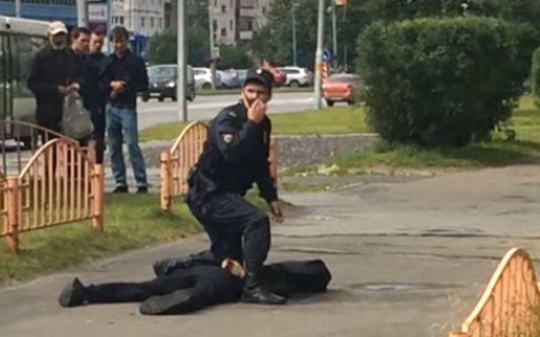 Oito pessoas foram feridas a facadas na cidade russa de Surgut, informaram agências locais de notícias citando o porta-voz do escritório local do comitê russo de aplicação da lei; o comitê disse em seu site que "o agressor foi morto"; o Estado Islâmico assumiu a responsabilidade pelo ataque