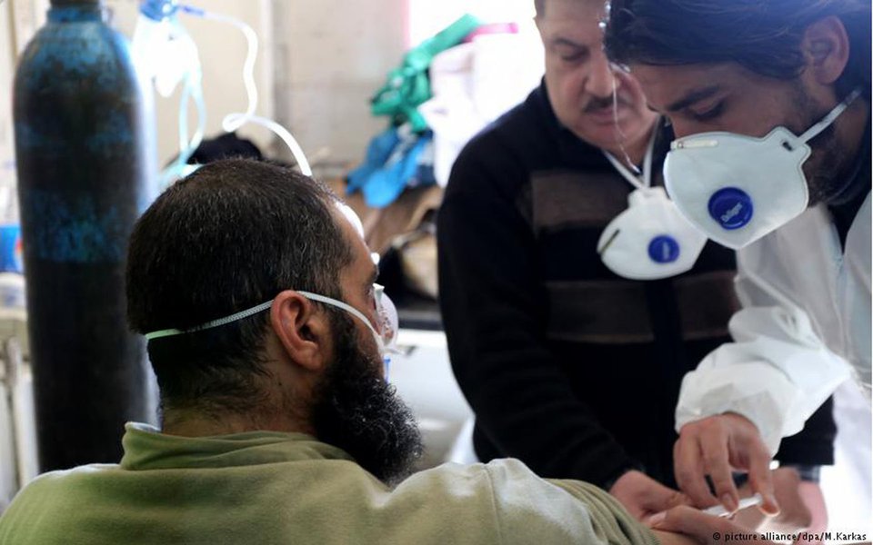 Pelo menos 58 pessoas morreram, entre elas 11 menores, e dezenas ficaram feridas em um suposto bombardeio químico na cidade de Jan Shijun, na província de Idlib, na Síria, segundo o Observatório Sírio de Direitos Humanos; o observatório disse que alguns dos feridos por este ataque perpetrado por aviões não identificados apresentavam sintomas de asfixia, vômitos e dificuldades de respiração