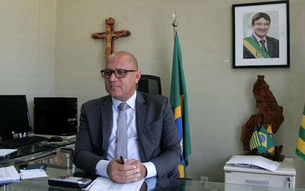 Para evitar a perda de profissionais qualificados do serviço público em condições de se aposentar, o governo do estado está pagando o abono de permanência, uma gratificação especial para o funcionário continuar na ativa; o servidor, ao atingir o tempo de se aposentar, prazo de contribuição e idade,  é questionado se quer ir para inatividade ou continuar trabalhando; concessão de abono permanência é considerada vantajosa para o governo que atualmente conta com 4.700 nessa condição