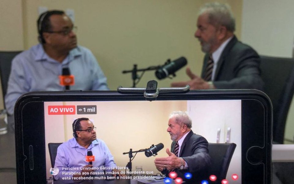 Em entrevista a uma rádio de Sergipe nesta segunda-feira 21, o ex-presidente Lula voltou a criticar a situação econômica do País, após o golpe parlamentar que retirou a presidente legítima Dilma Rousseff do Poder; "Se a Dilma foi tirada para o Brasil melhorar, como explicam o que está acontecendo com o país nas mãos de Temer?", perguntou; "Tiraram a Dilma dizendo que iam melhorar o Brasil e o país desandou", completou; Lula, que está em Sergipe em uma segunda etapa de seu giro pelo Nordeste, afirmou que "O Brasil viveu o seu melhor momento durante os nossos governos"; "Criamos 22 milhões de empregos com carteira assinada. A renda dos 10% mais pobres cresceu mais que a renda dos 10% mais rico", destacou 