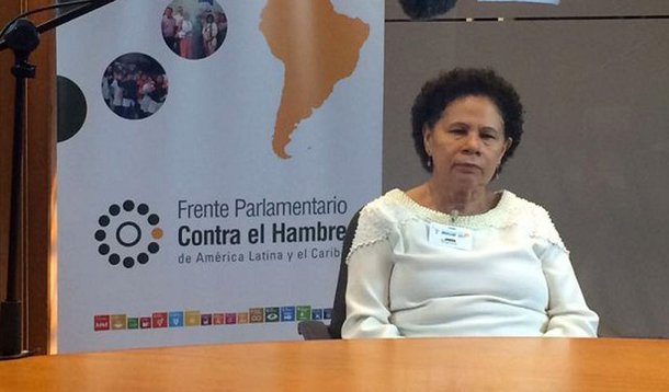 A senadora Regina Sousa (PT-PI) representa o Brasil no VIII Fórum da Frente Parlamentar Contra a Fome na América Latina e Caribe, em Montevidéu, no Uruguai; objetivo do encontro é analisar as causas que impedem o progresso na luta contra a fome e a desnutrição; única representante do brasileira no encontro, a senadora afirmou que o evento está se mostrando uma rica oportunidade para se reverem as antigas prioridades, de acordo com relato no Piauí Hoje
