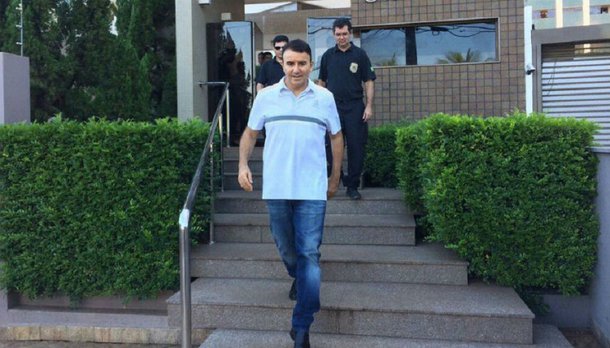 Conduzido coercitivamente à Polícia Federal em Tocantins para prestar esclarecimentos no âmbito da Operação Ápia, o deputado estadual Eduardo Siqueira (DEM), afirma que está "sereno, tranquilo e consciente de que suas ações sempre obedeceram as leis vigentes"; ele é investigado num esquema que fraudava licitações públicas e execução de contratos celebrados para terraplanagem e pavimentação asfáltica em diversas rodovias estaduais em 2014, cujo total de recursos é de aproximadamente R$ 1,2 bilhão; deste valor, calcula-se um possível desvio de R$ 200 milhões