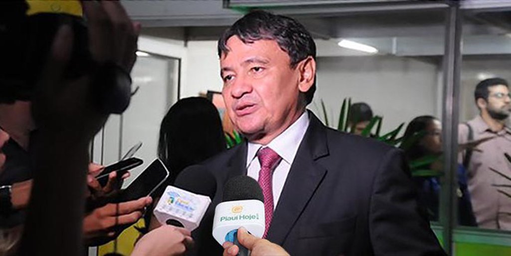 O governador Wellington Dias defende que, independentemente de partido ou ideologia, a democracia e Constituição Federal devem prevalecer; Dias comentou a retomada do julgamento da chapa Dilma-Temer pelo TSE; “Se a gente tem provas que justifiquem que houve crime, claro que a justiça terá que tomar uma posição, mas também não podemos sair do campo da lei. Creio que um problema grave que temos é o pré-julgamento. Você condena antes de ver as provas e isso amanhã acontece com outra pessoa, mas amanhã pode acontecer comigo. Então quando eu digo que o manual é a Constituição Federal, é porque é bom para todo o Brasil”