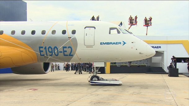 "Enquanto os 'mercadistas' comemoram o que seria uma 'fusão' entre a Boeing e a Embraer – algo tão equilibrado como o casamento o elefante com a formiguinha – algumas vozes se levantam com o argumento que, ontem à noite, já se demonstrou aqui: senão Temer, ao menos Henrique Meirelles armava, faz tempo esta operação, com a iniciativa de procurar o Tribunal de Contas da União para saber como vender a 'golden share', a ação de classe especial que dá ao governo o poder de veto sobre negócios como estes com a empresa estratégica", diz o jornalista Fernando Brito, do Tijolaço