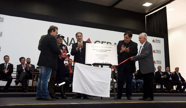 Governador Fernando Pimentel inaugurou, em Divinópolis, Território Oeste, a rede do Samu da Região Ampliada de Saúde (RAS) Oeste; foram entregues 31 ambulâncias; segundo o executivo, a implantação do serviço na região oeste atenderá 1,2 milhão de pessoas em 54 municípios; o governo informou que investiu R$ 7 milhões no convênio de implantação e R$ 3,9 milhões na compra das ambulâncias; com o início das atividades do Samu Oeste, e considerando os 12 Samus municipais e os cinco Samus Regionais, 540 dos 853 municípios mineiros passam a ter acesso ao serviço, o equivalente a 63,30% de cobertura, atendendo cerca de 15,1 milhões dos 20,7 milhões habitantes do Estado perfazendo assim 72,4 % de cobertura populacional