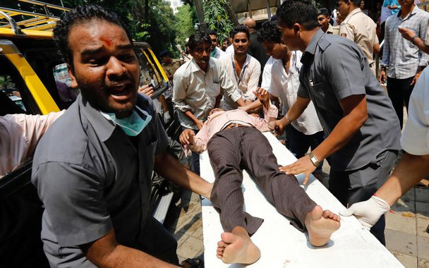 Tumulto ocorrido durante uma tempestade de monção em uma estação de trem de Mumbai, centro financeiro da Índia, deixou ao menos 22 mortos e mais de 30 feridos; tumulto aconteceu depois que a forte chuva surpreendeu os passageiros, fazendo com que muitos buscassem abrigo debaixo da ponte de pedestres