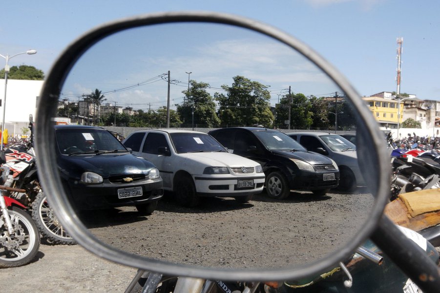 De hoje (17) a sábado (20), o Detran realiza leilão de veículos usados, apreendidos por circulação irregular na via pública. Serão ofertados 1.283 lotes, dos quais 657 lotes de motocicleta, 33 lotes de carro, 566 lotes de sucata de moto e 37 lotes de sucata de carro. O lance inicial de alguns dos carros é de R$ 2.500