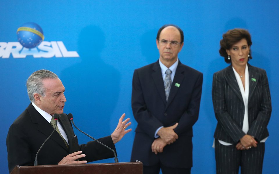 Palácio do Planalto negou que Michel Temer tenha escalado o ministro da Secretaria-Geral da Presidência, Moreira Franco, para encontrar um novo nome para presidir o Banco Nacional de Desenvolvimento Econômico e Social (BNDES) no lugar de Maria Silvia Bastos Marques; Planalto informou, por meio da assessoria de imprensa, que "o presidente não tem a menor intenção de tirar a Maria Silvia"; neste domingo, a imprensa divulgou a informação de que Temer havia dado prazo de três meses para Moreira Franco substituir Maria Silvia, que estaria sendo alvo de reclamações ostensivas de empresários que a acusam de fechar o caixa da instituição