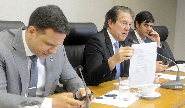 A Comissão de Economia, Orçamento e Finanças (CEOF) da Câmara Legislativa do DF votou favoravelmente pela admissibilidade de dez proposições, sendo seis de autoria do Poder Executivo, incluindo créditos suplementares ao Orçamento que somam mais de R$ 43 milhões; também foi acatado pelo colegiado o Projeto de Lei nº 1835/2017 que institui o Programa de Ensino Médio em Tempo Integral na rede pública de ensino