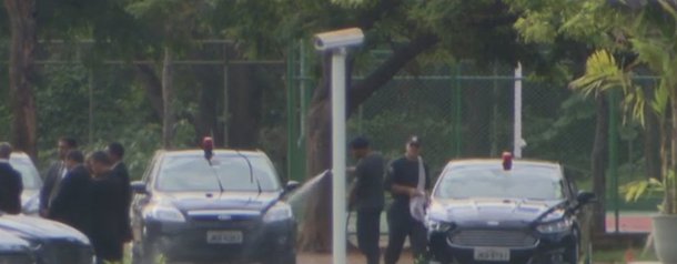 Mesmo com a crise hídrica no Distrito Federal, funcionários do Palácio do Jaburu, residência oficial de Michel Temer, lavando carros oficiais com mangueiras; também havia irrigação; as imagens foram feitas pelo repórter cinematográfico Diogo André, da Tv Globo, na manhã desta segunda-feira (18)