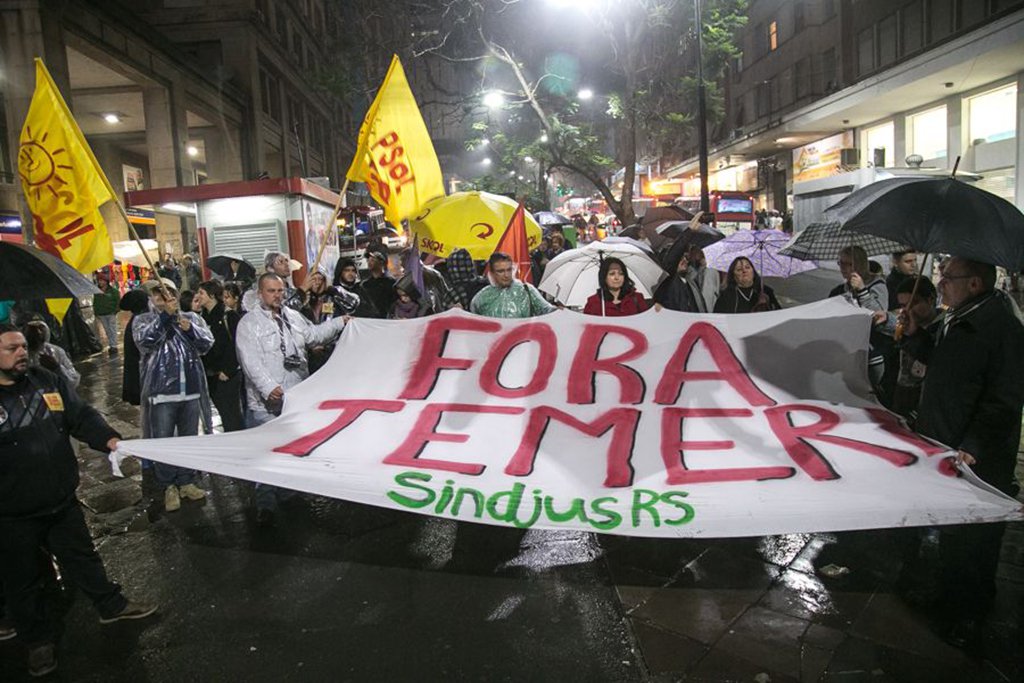 Enquanto o TSE começava o julgamento que pode pedir a cassação da chapa Dilma Rousseff – Michel Temer, em Brasília, manifestantes enfrentaram a chuva, em Porto Alegre, para marcar posição na Esquina Democrática; em ato convocado pelo PSOL, Conlutas e sindicatos, um grupo de pessoas ocupou o ponto tradicional de protestos da Capital para reforçar: “Fora, Temer. Diretas já”; pesquisa Vox Populi, contratada pela CUT, apontou que 89% dos brasileiros querem eleição direta