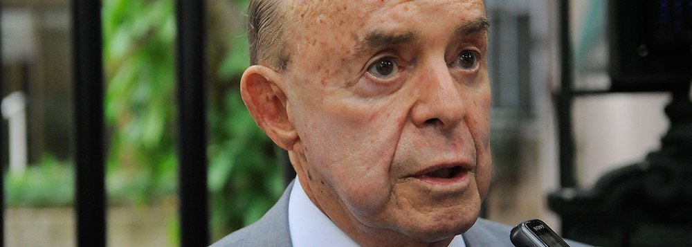 Rio de Janeiro - O governador em exercício, Francisco Dornelles, após visitar o governador Luiz Fernando Pezão em sua residência, no Leblon (Fernando Frazão/Agência Brasil)