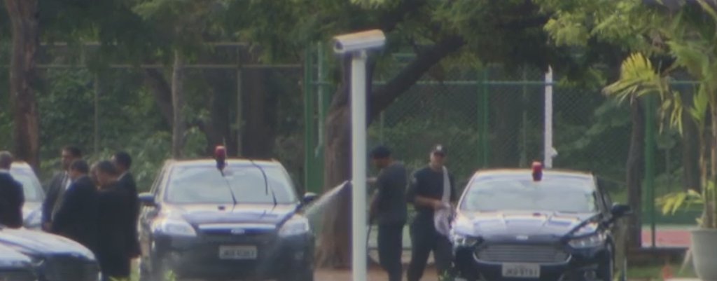 Mesmo com a crise hídrica no Distrito Federal, funcionários do Palácio do Jaburu, residência oficial de Michel Temer, lavando carros oficiais com mangueiras; também havia irrigação; as imagens foram feitas pelo repórter cinematográfico Diogo André, da Tv Globo, na manhã desta segunda-feira (18)