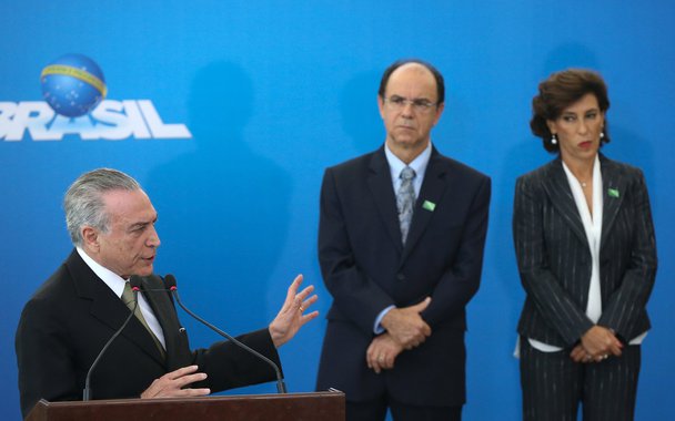 Palácio do Planalto negou que Michel Temer tenha escalado o ministro da Secretaria-Geral da Presidência, Moreira Franco, para encontrar um novo nome para presidir o Banco Nacional de Desenvolvimento Econômico e Social (BNDES) no lugar de Maria Silvia Bastos Marques; Planalto informou, por meio da assessoria de imprensa, que "o presidente não tem a menor intenção de tirar a Maria Silvia"; neste domingo, a imprensa divulgou a informação de que Temer havia dado prazo de três meses para Moreira Franco substituir Maria Silvia, que estaria sendo alvo de reclamações ostensivas de empresários que a acusam de fechar o caixa da instituição