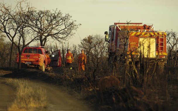 O Parque Nacional de Brasília está sofrendo com a seca que atinge o Distrito Federal (DF); vários focos de queimadas foram identificados; um incêndio de grandes proporções atingiu uma área próxima ao lixão da Estrutural; queimadas com classificação de nível 3 foram detectadas na Chapada Imperial - região próxima a Brazlândia; os fortes ventos e o clima seco contribuem para o alastramento do fogo; equipes do Corpo de Bombeiros trabalham para conter as chamas que, em determinados locais, chegam a 2 metros de altura