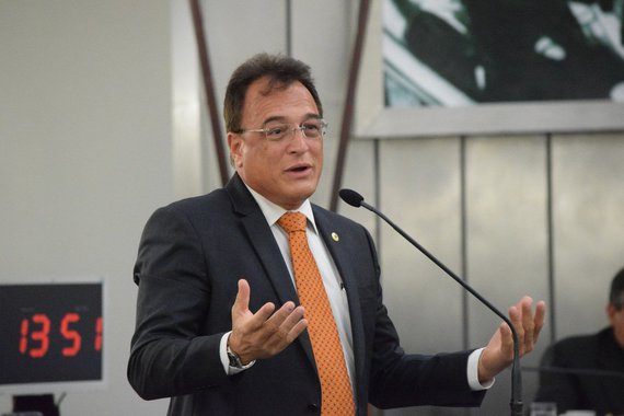 O deputado estadual Galba Novaes (PMDB) apresentou Projeto de Lei que proíbe hipermercados, supermercados e similares de venderem produtos por meio do sistema de atendimento automatizado, também conhecido como self-checkout; justificativa do parlamentar é preservar “os empregos daqueles que trabalham como caixas”