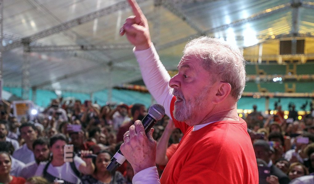 O ex-presidente Luiz Inácio Lula da Silva participa nesta tarde do IV Festival da Juventude, em Cruz das Almas (BA), como parte da sua caravana que rodará os nove estados do Nordeste; ex-presidente lembrou da declaração que deu de que o Congresso tinha "300 picaretas", e lembrou que a declaração virou música da banda Paralamas do Sucesso; "Em um depoimento, um delegado me perguntou se era verdade que eu tinha dito que o Congresso tinha 300 picaretas. Eu disse que sim, mas que hoje deve ter mais", afirmou Lula; assista