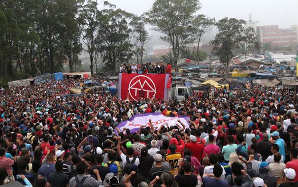 Lideranças sociais, estudantis e políticos e personalidades, se uniram em apoio aos milhares de trabalhadores sem-teto da ocupação Povo Sem Medo, em São Bernardo do Campo, contra a agressão sofrida um dia antes; no sábado, um morador da ocupação foi atingido com um tiro no braço. Ele foi operado e segue em observação; os disparos vieram de um condomínio de alto padrão que fica ao lado do terreno