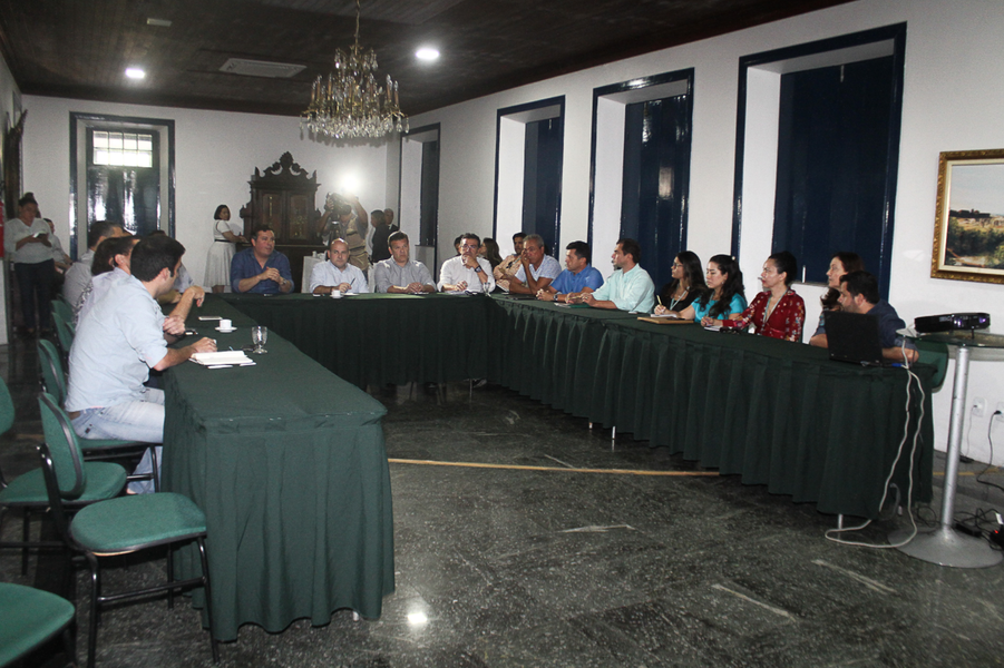 Após reunião com os integrantes do Conselho da Praia de Iracema e secretários municipais, o prefeito Roberto Cláudio (PDT) informou que a Praia de Iracema irá receber 28 intervenções até julho de 2018. Entre os projetos estão o incentivo fiscal para a instalação de novos negócios, a criação do programa de Polícia Cidadã Integrada e a reforma de praças. Os detalhes serão apresentados na sexta-feira (15)
