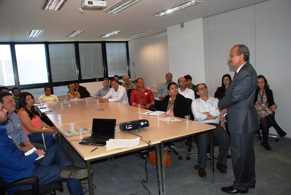 A Secretaria de Cidades e de Integração Regional (Secir) realizou reuniões com seis Consórcios Intermunicipais da bacia do Rio Doce e que possuem dentre os seus consorciados municípios impactados pelo desastre de Mariana, para expor dados técnicos do panorama de disposição de resíduos sólidos na região e discutir alternativas para subsidiar a apresentação das propostas de cada consórcio para acessar o recurso previsto no Termo de transação e Ajustamento de Conduta (TTAC) celebrado entre os governos de Minas, Espírito Santo, a União, a Samarco e suas subsidiárias; entre as medidas previstas no TTAC, está estabelecido o repasse de cerca de R$ 50 milhões para ações que possibilitem a disposição adequada de resíduos sólidos