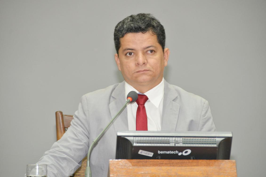 O deputado estadual Jorge Frederico (PSC) apresentou um projeto de Lei que prevê a extinção da cobrança mínima ou de assinatura básica, pelas concessionárias de água e energia no estado do Tocantins; "Não há como permitir que uma pessoa que sequer consuma, ou mesmo que consuma uma quantidade ínfima de água ou energia, tenha que pagar além daquilo que de fato consumiu. Infelizmente temos em nosso estado famílias que sequer tem uma geladeira em casa e acabam pagando além do consumido", afirmou o deputado