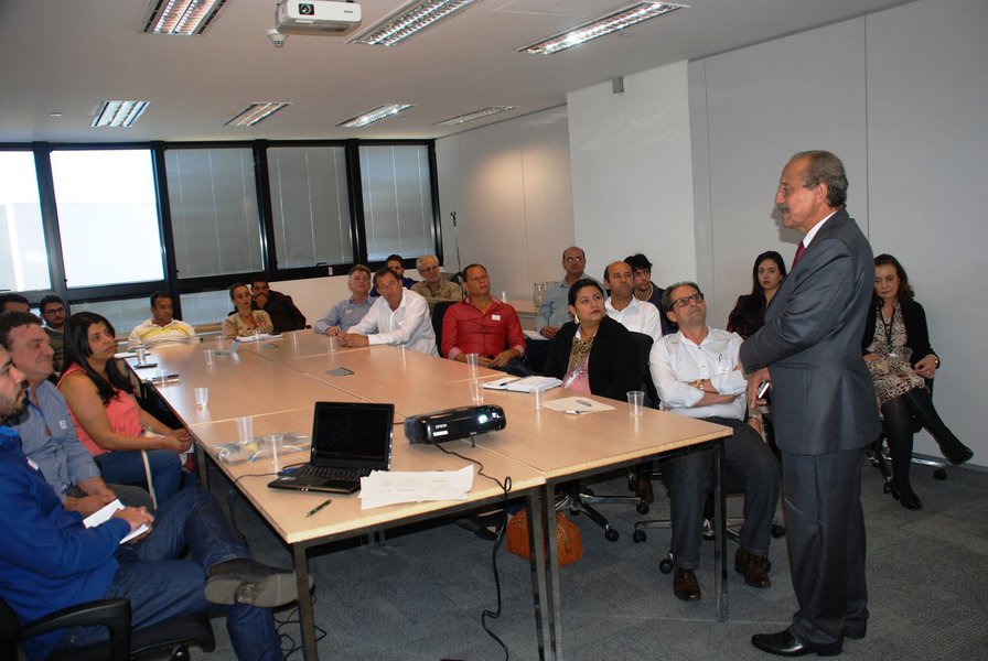 A Secretaria de Cidades e de Integração Regional (Secir) realizou reuniões com seis Consórcios Intermunicipais da bacia do Rio Doce e que possuem dentre os seus consorciados municípios impactados pelo desastre de Mariana, para expor dados técnicos do panorama de disposição de resíduos sólidos na região e discutir alternativas para subsidiar a apresentação das propostas de cada consórcio para acessar o recurso previsto no Termo de transação e Ajustamento de Conduta (TTAC) celebrado entre os governos de Minas, Espírito Santo, a União, a Samarco e suas subsidiárias; entre as medidas previstas no TTAC, está estabelecido o repasse de cerca de R$ 50 milhões para ações que possibilitem a disposição adequada de resíduos sólidos