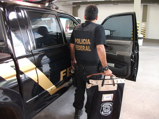 Denominada "Miolo de Pote", que significa conversa vazia, a Polícia Federal cumpre sete mandados de busca e apreensão e mais seis de condução coercitiva em dois municípios alagoanos – um deles é Olivença, no Sertão, e ainda em Pernambuco e no Ceará; indício é de desvio de recursos da Prefeitura Municipal de Olivença/AL, por intermédio de pagamentos superfaturados de shows musicais e realocação de postes da cidade em imóvel do prefeito