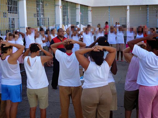 Para regulamentar os direitos e promover o respeito das lésbicas, gays, bissexuais, travestis e transexuais no cárcere, secretarias de Estado de Alagoas, junto com o Conselho Estadual de Combate à Discriminação e Promoção dos Direitos LGBT (CECDPD/LGBT), assinaram um termo de compromisso que assegura o respeito à liberdade de autodeterminação; com ele, fica assegurado o uso do nome social para travesti, mulher ou homem transexual em privação de liberdade e proíbe-se a discriminação fundada na orientação sexual por parte de funcionários da administração penitenciária ou de particulares