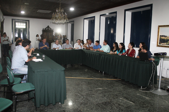 Após reunião com os integrantes do Conselho da Praia de Iracema e secretários municipais, o prefeito Roberto Cláudio (PDT) informou que a Praia de Iracema irá receber 28 intervenções até julho de 2018. Entre os projetos estão o incentivo fiscal para a instalação de novos negócios, a criação do programa de Polícia Cidadã Integrada e a reforma de praças. Os detalhes serão apresentados na sexta-feira (15)