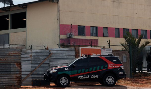 A Polícia Civil do Distrito Federal deflagrou Operação Ostentare, destinada a prender cinco suspeitos de arrombar e furtar veículos na região; a ação foi realizada pela Delegacia de Roubos e Furtos de Veículos (DRFV), que cumpre ainda seis mandados de condução coercitiva e 12 de busca e apreensão; dois dos membros da quadrilha estão foragidos