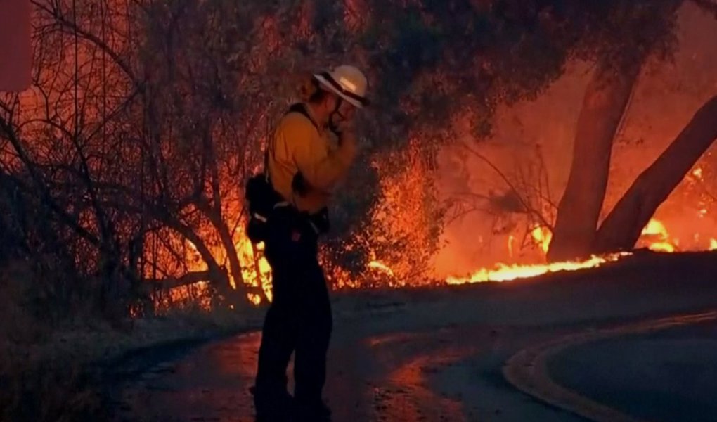 Bombeiros lutavam nesta quinta-feira para conter a propagação de incêndios florestais que já mataram ao menos 29 pessoas no norte da Califórnia, no que autoridades do Estado norte-americano disseram ser a pior tragédia com fogo na região em 84 anos; tempo seco e ventos fortes ameaçavam espalhar ainda mais as chamas, que já somam quase duas dúzias de focos de incêndio espalhados por oito condados e que vêm ganhando força desde que irromperam no domingo