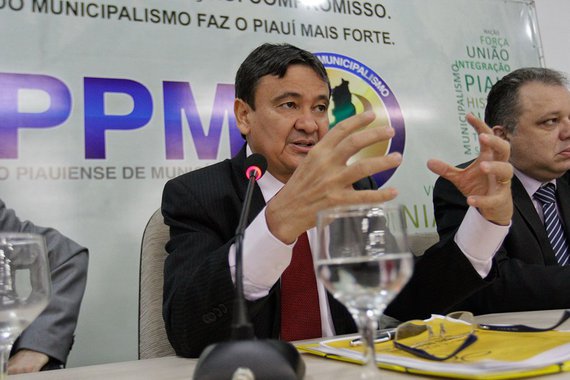 O governador do Piauí, Wellington Dias (PT), afirmou que está trabalhando na elaboração de um decreto de emergência, junto com todos os governadores do Nordeste; a iniciativa tem como objetivo pedir a criação de um fundo para a área da segurança na região; o chefe do poder executivo informou que tenta marcar uma reunião emergencial, para o início de setembro, com o objetivo de discutir sobre a situação dos presídios e a criminalidade; “Não tem como o Piauí sozinho tomar medidas em problemas que são nacionais, da mesma forma que não tem como resolver problema da economia que afeta todo o país”, afirmou