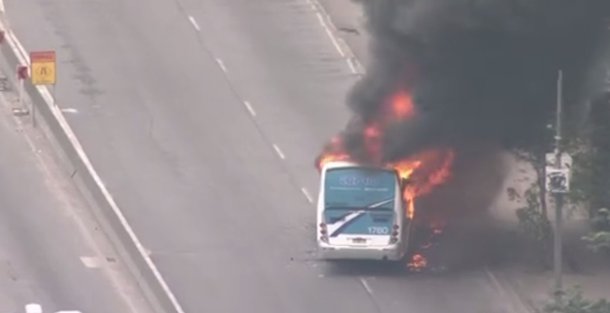 A Fetranspor (Federação das Empresas de Transporte de Passageiros do Estado do Rio) repudiou os ataques a oito ônibus ocorridos na Zona Norte do Rio e município de Duque de Caxias; segundo a federação, em 2017 são nada mais que 50 ônibus incendiados, superando todo o ano de 2016 (43); "O custo estimado para a reposição da frota incendiada este ano já chega a R$ 22 milhões", diz; uma guerra entre facções de traficantes na zona norte da capital, terminou com pelo menos 45 pessoas presas e seis feridas, dentre elas três policiais, que estão fora de perigo