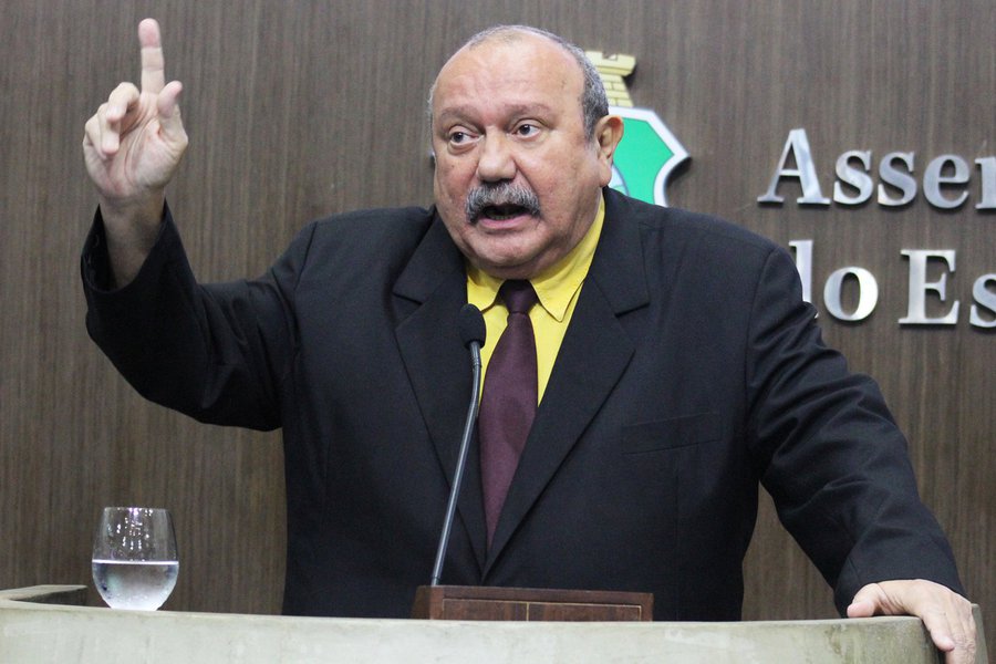 O deputado estadual Fernando Hugo (PP) defendeu a implantação de um plano nacional de segurança pública por parte do Governo Federal para conter os números crescentes de violência registrados. Para o parlamentar, os dados divulgados no anuário do Fórum Brasileiro de Segurança Pública são "massacrantes" e "trágicos". "Precisa haver uma parceria ágil, forte e rápida entre União, estados e municípios no sentido de combater a violência descontrolada e salvar o Brasil da hecatombe social que vivencia", defendeu, em pronunciamento na Assembleia Legislativa nesta quarta (1)