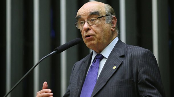 Em reunião da bancada, os parlamentares do PSDB decidiram dar um ultimato ao deputado Bonifácio de Andrada (MG), que foi indicado como relator da segunda denúncia contra Michel Temer na Comissão de Constituição e Justiça da Câmara, contrariando a decisão da sigla; parlamentar mineiro foi avisado que tem duas alternativas: ou se licencia do PSDB ou será tirado da vaga na Comissão de Constituição e Justiça (CCJ); líder da bancada Ricardo Tripoli (SP), deu até a tarde desta quarta-feira (4) para Bonifácio tomar a decisão 