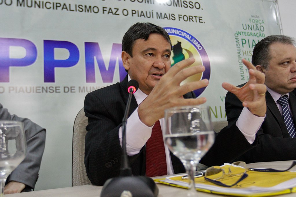 O governador do Piauí, Wellington Dias (PT), afirmou que está trabalhando na elaboração de um decreto de emergência, junto com todos os governadores do Nordeste; a iniciativa tem como objetivo pedir a criação de um fundo para a área da segurança na região; o chefe do poder executivo informou que tenta marcar uma reunião emergencial, para o início de setembro, com o objetivo de discutir sobre a situação dos presídios e a criminalidade; “Não tem como o Piauí sozinho tomar medidas em problemas que são nacionais, da mesma forma que não tem como resolver problema da economia que afeta todo o país”, afirmou