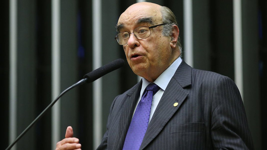 Em reunião da bancada, os parlamentares do PSDB decidiram dar um ultimato ao deputado Bonifácio de Andrada (MG), que foi indicado como relator da segunda denúncia contra Michel Temer na Comissão de Constituição e Justiça da Câmara, contrariando a decisão da sigla; parlamentar mineiro foi avisado que tem duas alternativas: ou se licencia do PSDB ou será tirado da vaga na Comissão de Constituição e Justiça (CCJ); líder da bancada Ricardo Tripoli (SP), deu até a tarde desta quarta-feira (4) para Bonifácio tomar a decisão 