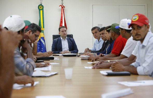 Em reunião com representantes de oito movimentos sociais, o governador Renan Filho (PMDB) garantiu que vai acelerar a aquisição das áreas das usinas do Grupo João Lyra para a reforma agrária no Estado; para adiantar as negociações, será marcada uma reunião com o Tribunal de Justiça e a massa falida do Grupo JL para um encontro de contas
