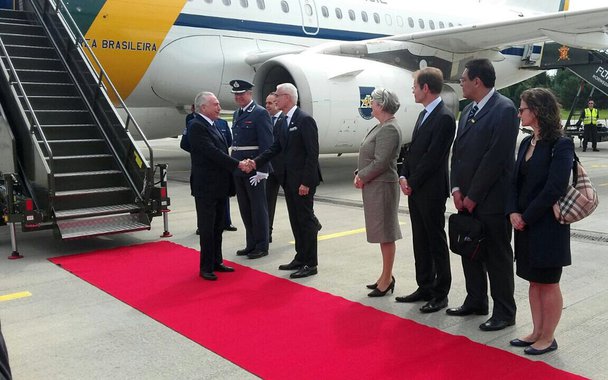 Depois de ser solenemente ignorado pela mídia russa e pelo presidente Vladimir Putin ao chegar em Moscou, Michel Temer passa constrangimento ainda pior na Noruega, onde fará uma passagem de dois dias para se encontrar com autoridades e empresários; ao desembarcar na capital, Oslo, nesta quinta-feira 22, Temer só encontrou na base aérea o chefe interino do Cerimonial do governo local, Sigwald Haugr, além do embaixador do Brasil em Oslo e a embaixadora norueguesa em Brasília; o discurso do peemedebista foi acompanhado por apenas um jornalista local, em início de carreira; Temer já chega ao país sob críticas a respeito de sua política ambiental, uma vez que a Noruega é o maior doador para a preservação da Amazônia