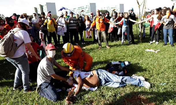 O servidor aposentado de Minas Gerais, Carlos Geovani Cirilo, de 61 anos, que levou um tiro no rosto durante um protesto contra Michel Temer (PMDB) em Brasília, foi transferido para Belo Horizonte; o paciente estava internado no Hospital de Base, na capital federal; imagens mostraram dois PMs atirando contra manifestantes durante protesto; os militares foram mantidos em serviço
