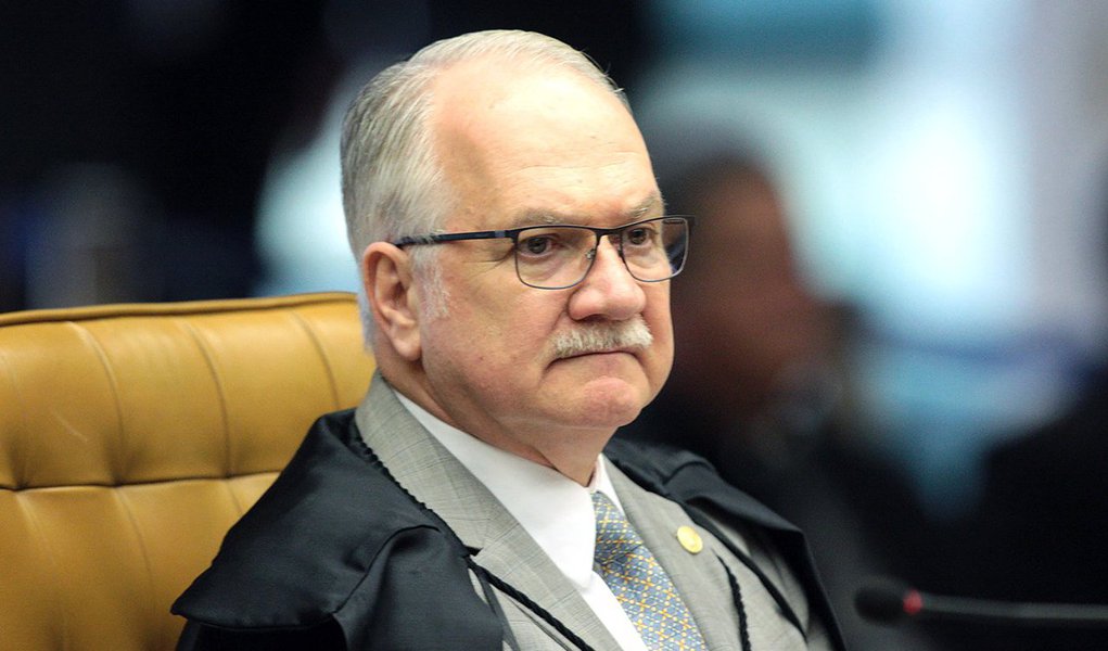 Ministro do STF Edson Fachin determinou a redução da fiança, de 100 para 50 salário mínimos (R$ 46.850,00), que havia sido fixado para Job Ribeiro Brandão, ex-assessor do deputado Lúcio Vieira Lima (PMDMD-BA), Job e investigado em um esquema de corrupção investigado pela Lava Jato, juntamente com Lúcio e o irmão dele, o ex-ministro Geddel Vieira Lima; impressões digitais de Brandão foram encontradas em um apartamento de Salvador onde estavam escondidos R$ 51 milhões em espécie que pertenceriam aos irmãos Vieira