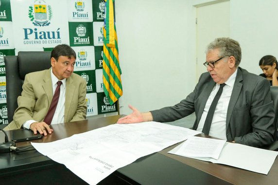 O governador Wellington Dias reuniu-se, no Palácio de Karnak, com o presidente da Eletrobras Piauí, Arquelau Siqueira Amorim Júnior; que mostrou um diagnóstico da região e um projeto capaz de solucionar os problemas de falta de energia e elevar a qualidade da energia distribuída no Sul do Piauí; Wellington disse que os custos para esse projeto giram em torno de R$ 15 milhões e que vai buscar um diálogo com o Ministério de Minas e Energias, por meio do Programa Luz Para Todos