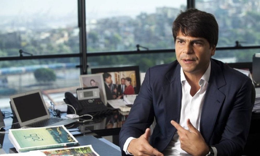 Após um mês de tramitação, a base do governo conseguiu vencer a obstrução da oposição e aprovou nesta terça-feira na Câmara dos Deputados o texto base do projeto que trata da recuperação fiscal dos estados superendividados; aprovado por 301 votos a favor, 127 contra e sete abstenções, o projeto permite que estados com alto endividamento e problemas de caixa tenham o pagamento da dívida com a União suspenso por três anos, desde que atendam contrapartidas constantes da proposta; após esse período, os estados voltam a quitar seus débitos, mas ainda com parcelas reduzidas; "Nenhum estado é obrigado a aderir. O Rio de Janeiro não tem alternativa. Se não aderir, o que vem depois ninguém sabe", disse o relator do projeto, deputado Pedro Paulo (PMDB-RJ)