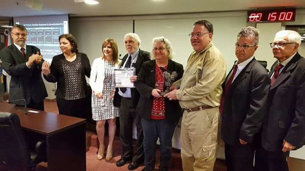 O jornalista Renato Dias recebeu na noite desta segunda-feira o prêmio Nacional de Jornalismo e Direitos Humanos; o goiano foi principal homenageado da noite; a solenidade aconteceu em Porto Alegre, Rio Grande do Sul, na sede da Ordem dos Advogados do Brasil; repórter especial do Diário da Manhã de Goiânia, ele concorreu nas categorias online, impresso e livro; foram quatro reportagens sobre a criminalização do Movimento dos Trabalhadores Sem Terra (MST), com base na lei antiterrorismo