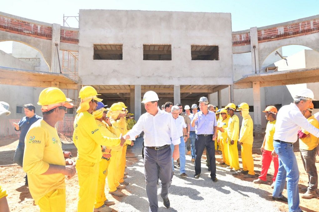 O governador Marconi Perillo movimentou Goianésia no início da tarde desta quarta-feira, onde vistoriou obras, assinou o convênio entre o Governo de Goiás e a Prefeitura e anunciou mais recursos para o município; Marconi vistoriou as obras do Ambulatório Médico de Especialidades (AME) – o canteiro de obras abriu os atos administrativos – e do Centro de Referência e Excelência em Dependência Química (Credeq) e repassou os R$ 2 milhões da primeira parcela do convênio com a administração municipal
