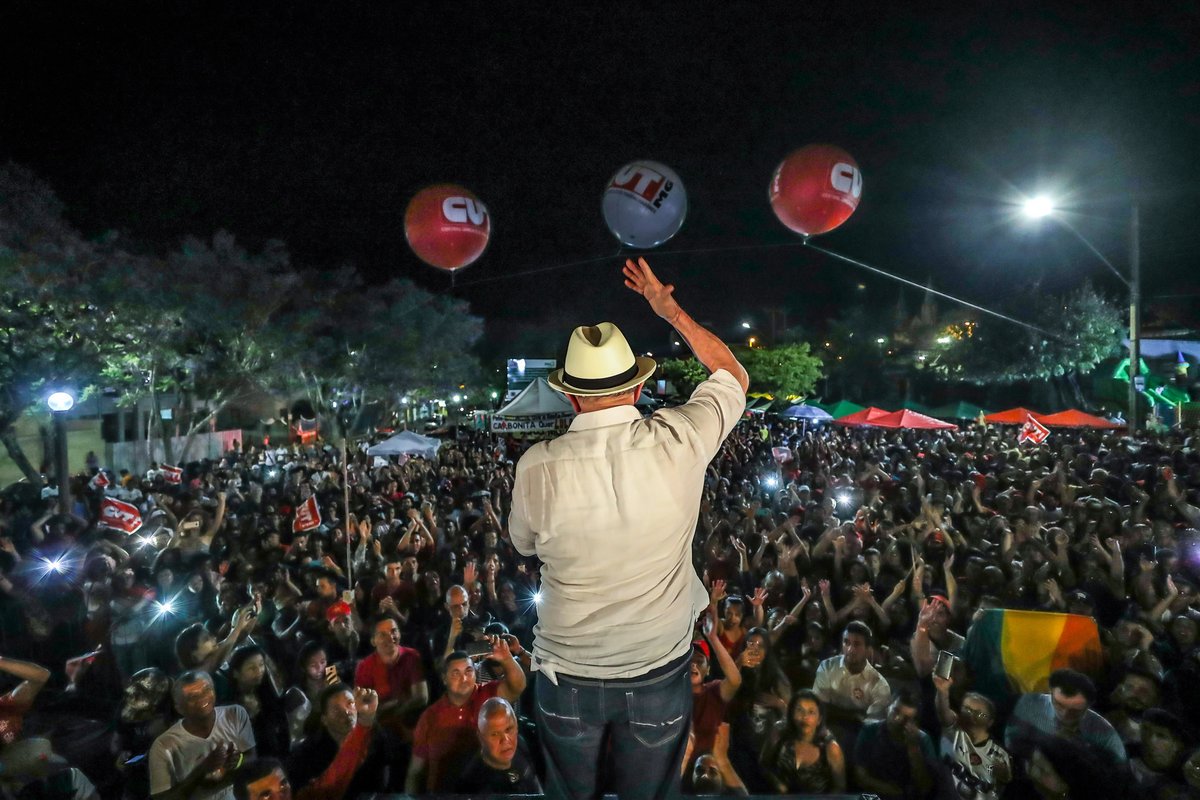 Para o sociólogo Emir Sader, um "novo grande ciclo de mobilizações populares se dá agora, com as Caravanas de Lula"; "As viagens da Caravana de Lula, começadas pelo Nordeste e agora continuadas por Minas Gerais, permitem ao PT reconstituir suas bases populares de apoio, ao mesmo tempo em que se elabora a plataforma que permitirá o retorno do Brasil à democracia", avalia; "As caravanas contêm, no seu bojo, uma estratégia de reconquista da democracia, do desenvolvimento econômico, da inclusão social e da soberania social. Seu grande líder, Lula, protagoniza esse processo como grande condutor desse momento em que o país decide seu futuro, no prazo de um ano, por toda a primeira metade do século XXI", afirma