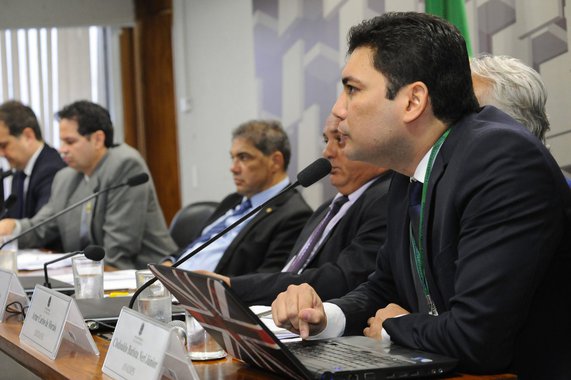 Diretor executivo da Associação Nacional dos Aposentados, Deficientes, Idosos, Pensionistas e dos Segurados da Previdência Social (Anadips), Clodoaldo Batista Neri Júnior, disse que o aumento do percentual da Desvinculação das Receitas da União (DRU) é um dos problemas que devem ser combatidos; "Em 2015, no total de receitas, após a DRU, você tem R$ 645 bilhões; no ano seguinte, a receita diminui. Olha, houve uma queda de receita para R$ 632 bilhões. Por quê? Por que isso foi influenciado por conta do aumento da Desvinculação de Receitas da União, que saiu de 20% para 30%, ou seja, um impacto de R$ 90 bilhões", disse