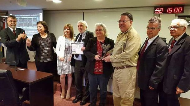O jornalista Renato Dias recebeu na noite desta segunda-feira o prêmio Nacional de Jornalismo e Direitos Humanos; o goiano foi principal homenageado da noite; a solenidade aconteceu em Porto Alegre, Rio Grande do Sul, na sede da Ordem dos Advogados do Brasil; repórter especial do Diário da Manhã de Goiânia, ele concorreu nas categorias online, impresso e livro; foram quatro reportagens sobre a criminalização do Movimento dos Trabalhadores Sem Terra (MST), com base na lei antiterrorismo